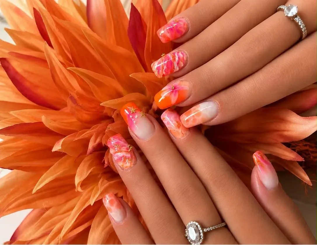 Ongles carrés effet aquarelle corail et rose, étoiles de mer dorées